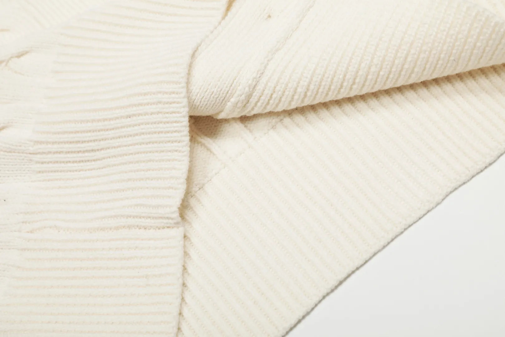 P250 Top quality" Style number: DS113# (not off the shelves all year round) [Ralph Lauren large V-neck solid color pony embroidered logo twist knitted cardigan] ✅Ralph Lauren classic basic versatile goddess style large V-neck knitted cardigan jacket ✅Main supply platform live broadcast Wholesale entities Replenish when out of stock Not off the shelves ✅ZP quality 1:1 version Scan the code to enter the GF website Counter quality ✅Detailed quality is the only one in Guangzhou Imported quality cotton yarn, focusing on high-end, cost-effective, good quality needless to say ✅The version is restored to the original order, the maximum size can be worn up to 160 pounds, loose, comfortable and stress-free ✅The upper body is simple and easy to match, ootd must-have style, good-looking clothes are never picky, a must-have in the goddess' wardrobe. Size: S-XL Color: Black White Gray Light Blue Khaki Pink Yellow Chinese Red Navy Blue White Label Navy Blue Red Label